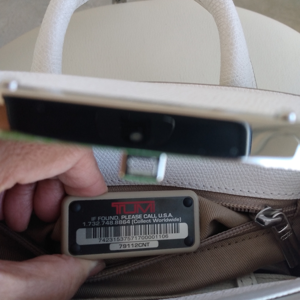 🛍️Tumi leather crossbody. EUC - Picture 12 of 13